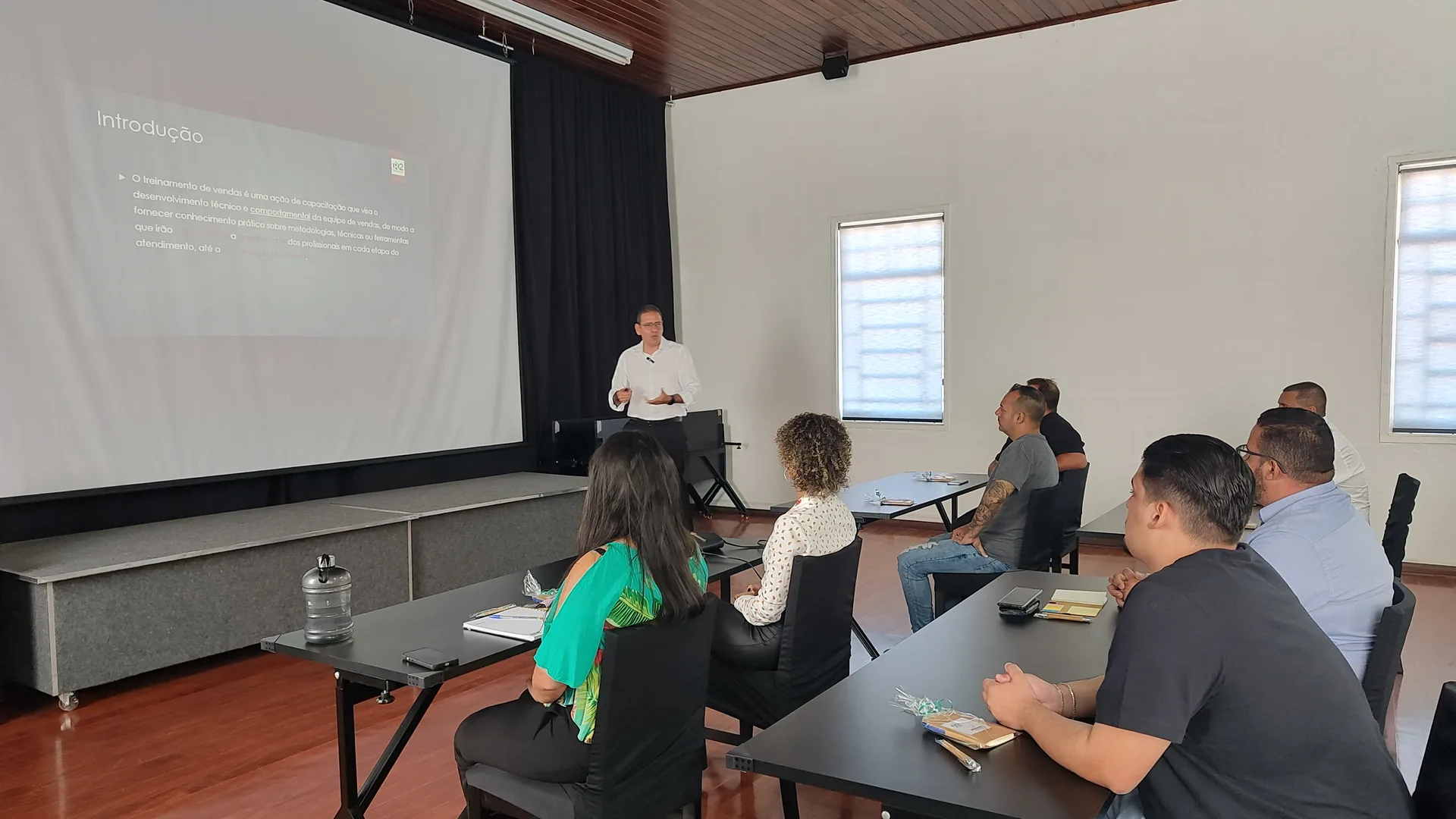 Robinson Abbade conduzindo treinamento presencial para uma equipe de vendas